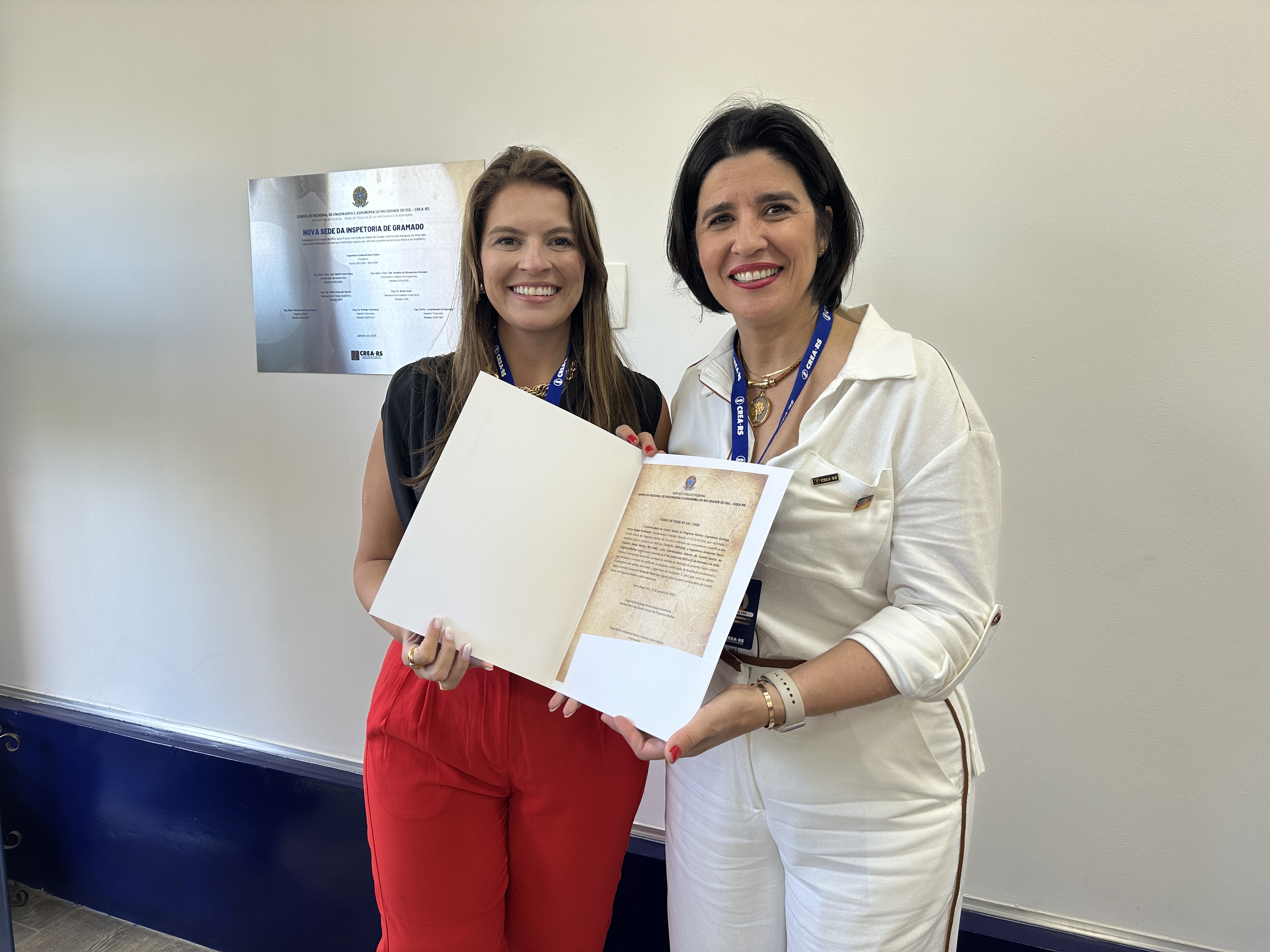Nova coordenadora do GT Mulher, Eng. Ge&oacute;l. Bruna Koppe Kronhardt, ao lado da Eng. Amb. Nanci Walter, presidente do CREA-RS